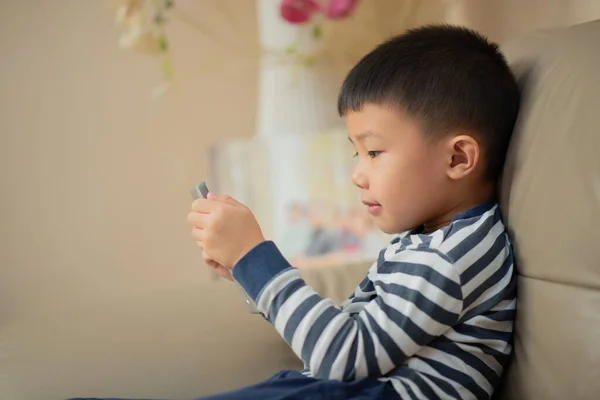 Asiatisches Kind Junge Hause Während Der Sperrung Des Covid Rmo — Stockfoto