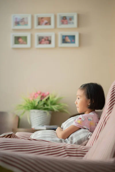 Asian Child Girl Home Covid Rmo Restricted Movement Order Lockdown — Stock Photo, Image