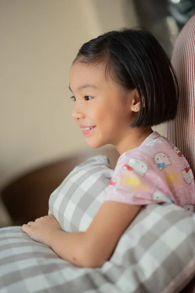 Covid Rmo中に自宅でアジアの子供 女の子 ロックダウン テレビを見て ストック写真