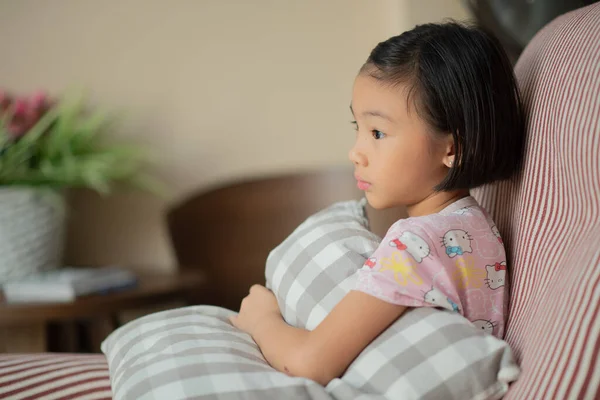 Covid Rmo Kısıtlı Hareket Emri Sırasında Evde Olan Asyalı Çocuk Stok Resim