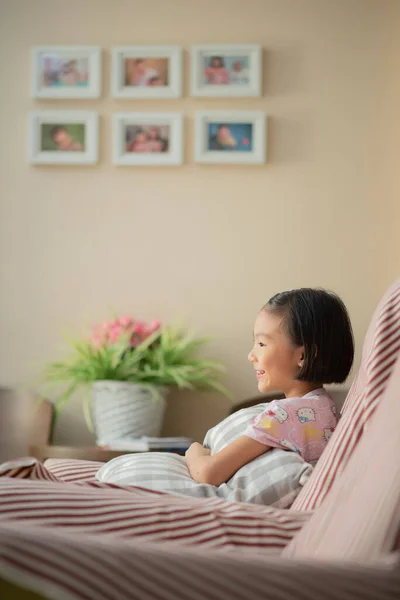 Covid Rmo中に自宅でアジアの子供 女の子 ロックダウン テレビを見て ロイヤリティフリーのストック画像