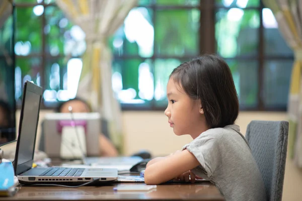 Asiatiska Kvinnliga Barn Gör Online Lärande Eller Lärande Hemma — Stockfoto