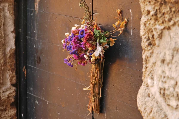 Bouquet séché sur les portes — Photo