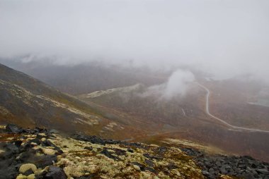 dağlarda kalın sis