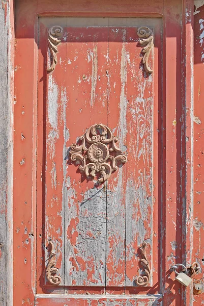 Fragmento de uma velha porta de madeira. — Fotografia de Stock