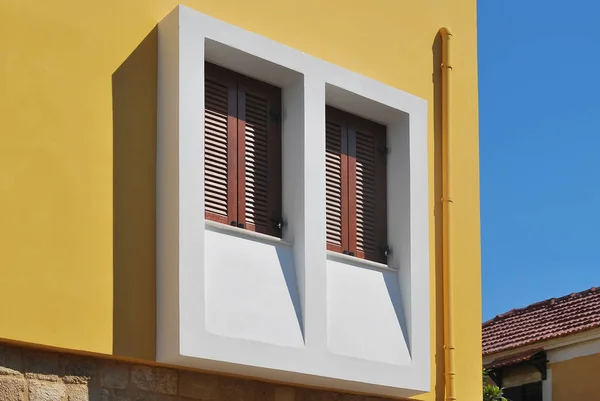 Ventana griega con persianas de madera . — Foto de Stock