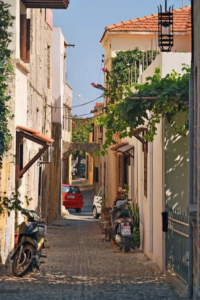 Rue étroite de la vieille ville de Rhodes — Photo