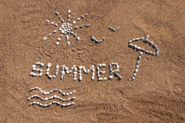 Bir plajda çakıl ve kum dan Yaz resmi. Yaz arka planı