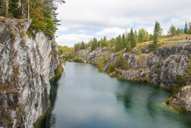 Ruskeala Dağ Parkı - Rusya 'nın simgesi. Mermer dağ taş ocağı manzarası, Karelia