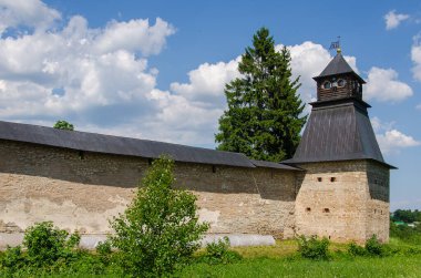 Pskov-Pechersky Manastırı 'nın kale duvarı ve kulesi. Pechory, Pskov, Rusya