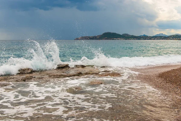 Κυματιστή Βουτιά Πέτρες Στην Ακτή Κύματα Των Ακτών Της Μεσογείου — Φωτογραφία Αρχείου