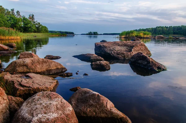 夕方の空は湖の水に反映されます 湖のフィンランド風景 — ストック写真