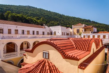 Manastır Panormitis 'in çatısında. Symi Adası, Yunanistan