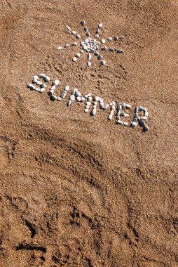 Bir plajda çakıl ve kum dan Yaz resmi. Yaz arka planı