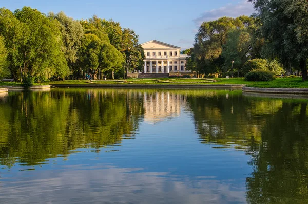 2013年9月 ロシアのサンクトペテルブルク ユスポフ宮殿への池を通して見る ユスポフ庭園とユスポフ王子の宮殿 — ストック写真