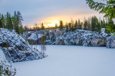 Ruskeala Dağ Parkı - Rusya 'nın simgesi. Mermer dağ taş ocağı kış manzarası, Karelia