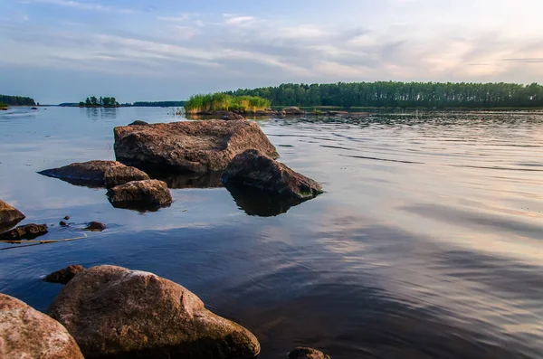 Βραδινός Ουρανός Αντανακλάται Στο Νερό Της Λίμνης Φινλανδικό Τοπίο Στη — Φωτογραφία Αρχείου