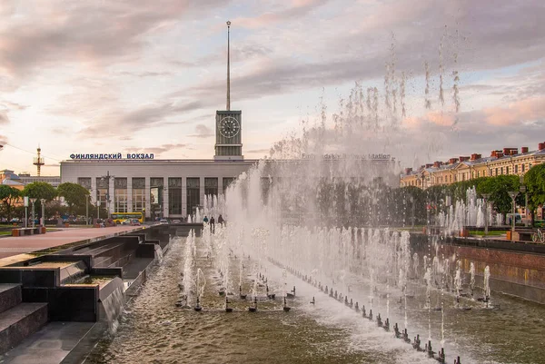 ロシア サンクトペテルブルク 2019年6月 Filnaldsky鉄道駅 噴水のあるレーニン広場 — ストック写真