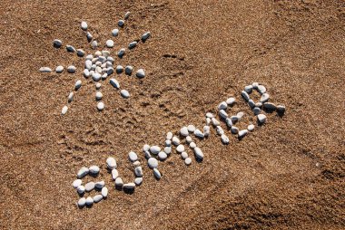 Bir plajda çakıl ve kum dan Yaz resmi. Yaz arka planı