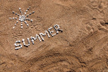 Bir plajda çakıl ve kum dan Yaz resmi. Yaz arka planı