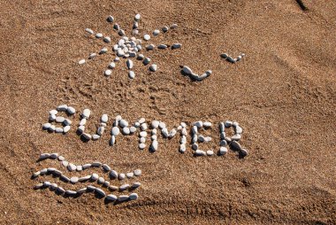 Bir plajda çakıl ve kum dan Yaz resmi. Yaz arka planı