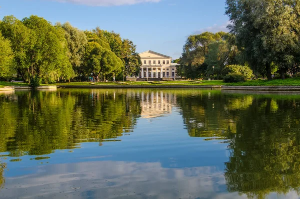 2013年9月 ロシアのサンクトペテルブルク ユスポフ宮殿への池を通して見る ユスポフ庭園とユスポフ王子の宮殿 — ストック写真