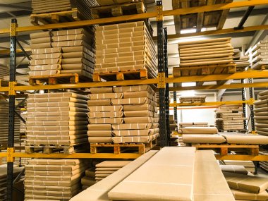 Sevk irsaliyesi, Lojistik, teslimat ve ürün dağıtım iş endüstriyel kavramı: Depo yığılmış karton kutular ahşap nakliye palet üzerinde paketlenmiş ürünler ile sıra ile.