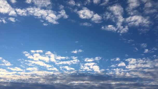 Nubes. Cielo azul . — Vídeos de Stock