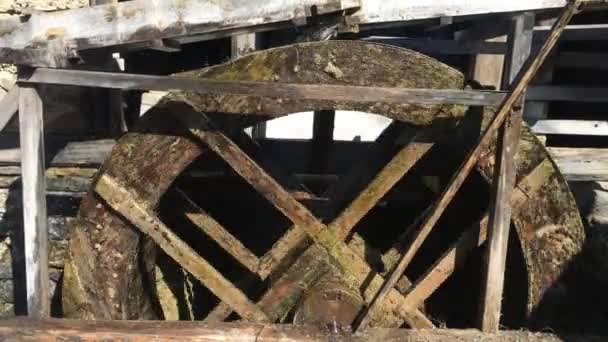 Вид на традиционное деревянное водяное колесо для мельницы / традиционное деревянное водяное колесо — стоковое видео
