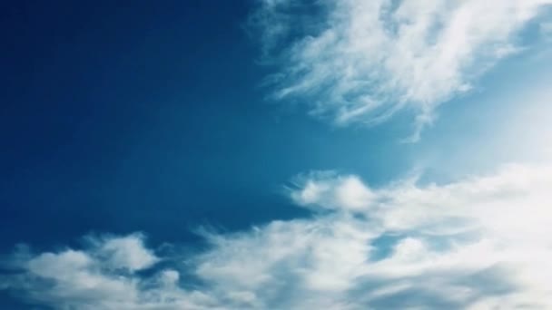 Nuvens brancas desaparecem no sol quente no céu azul. Tempo-lapso movimento nuvens azul céu fundo . — Vídeo de Stock