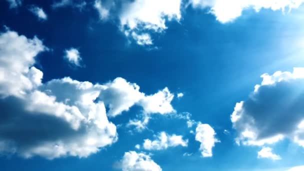 Nuvole bianche scompaiono sotto il sole caldo sul cielo blu. Time-lapse movimento nuvole blu cielo sfondo . — Video Stock