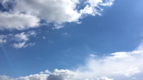 Bílé mraky zmizí v horkém slunci na modré obloze. Time-Lapse pohybu mraky modré obloze na pozadí. Mraky. Modrá obloha. — Stock video