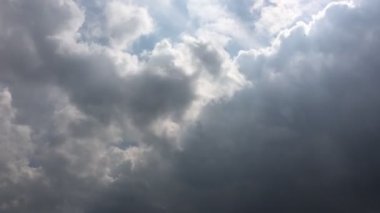 Beyaz bulutlar güneşin altında mavi gökyüzü üzerinde kaybolur. Hızlandırılmış hareket bulutlar mavi gökyüzü arka plan. 