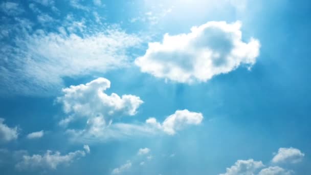 Nuvens brancas desaparecem no sol quente no céu azul. Tempo-lapso de movimento nuvens céu azul fundo. Nuvens. Céu azul . — Vídeo de Stock