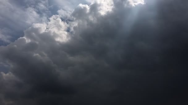 Weiße Wolken verschwinden in der heißen Sonne am blauen Himmel. Zeitraffer-Bewegung Wolken blauer Himmel Hintergrund. — Stockvideo