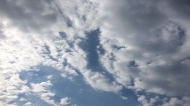 Beyaz bulutlar güneşin altında mavi gökyüzü üzerinde kaybolur. Hızlandırılmış hareket bulutlar mavi gökyüzü arka plan. Mavi gökyüzü. Bulutlar.