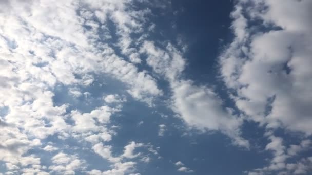 Nubes. Cielo azul . — Vídeos de Stock