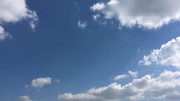 白い雲は、青い空に熱い太陽の下で消えます。コマ撮り動雲青い空を背景. — ストック動画