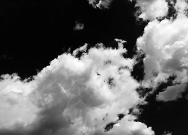 Bulutlar. Siyah gökyüzü arka plan.