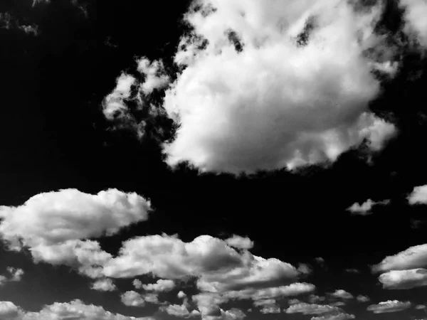 Na białym tle chmury nad czarny. — Zdjęcie stockowe
