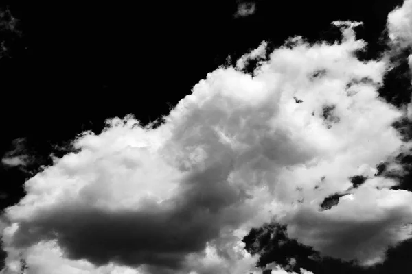 Geïsoleerde wolken boven zwart. — Stockfoto
