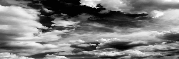 Облака. Фон черного неба . — стоковое фото