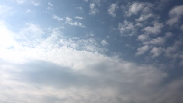 Облачно, небо голубое . — стоковое видео