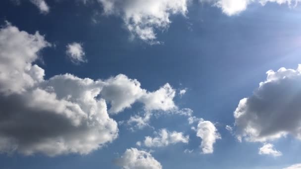 Les nuages blancs disparaissent sous le soleil chaud sur le ciel bleu. Time-lapse mouvement nuages ciel bleu fond — Video