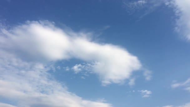 Witte wolken verdwijnen in de hete zon op blauwe hemel. Time-lapse beweging wolken blauwe hemelachtergrond — Stockvideo