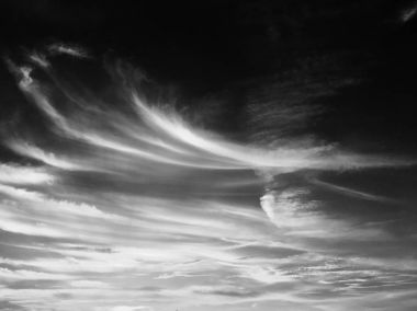 Siyah arka plan üzerinde izole bulutlar kümesi. Tasarım öğeleri. Beyaz bulutlar izole. Çıkarılan kesme bulutlar