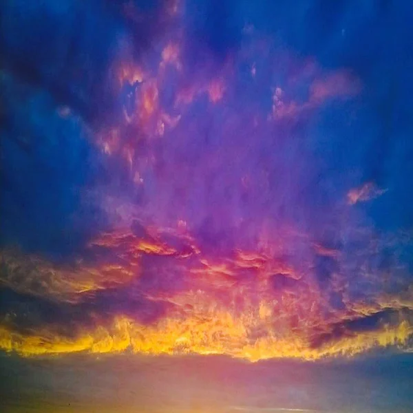 Blauer Himmel. Wolken. blauer Himmel mit weißen Wolken — Stockfoto