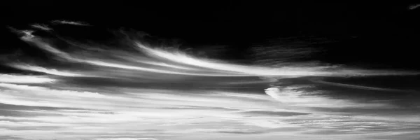 Ensemble de nuages isolés sur fond noir. Eléments de design. Nuages blancs isolés. Coupure des nuages extraits — Photo