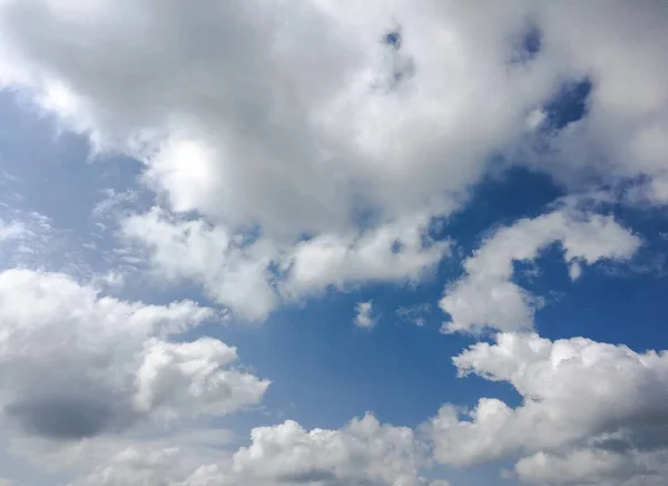 Μπλε του ουρανού. Σύννεφα. Μπλε με άσπρες σύννεφα του ουρανού — Φωτογραφία Αρχείου