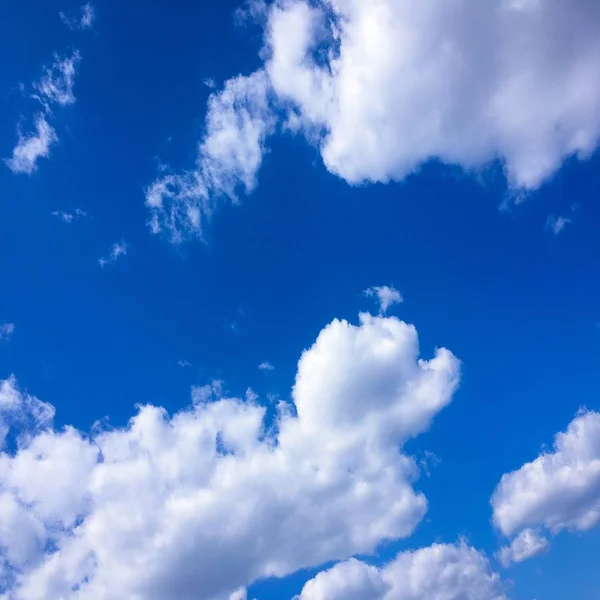 Blauwe hemel. Wolken. Blauwe hemel met witte wolken — Stockfoto